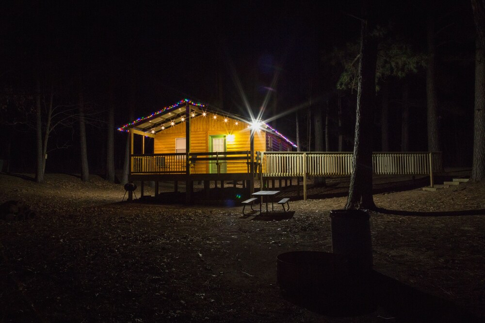 Bass Cabin: Fully Furnished Lakeside Cabin. Nicely decorated for comfort.