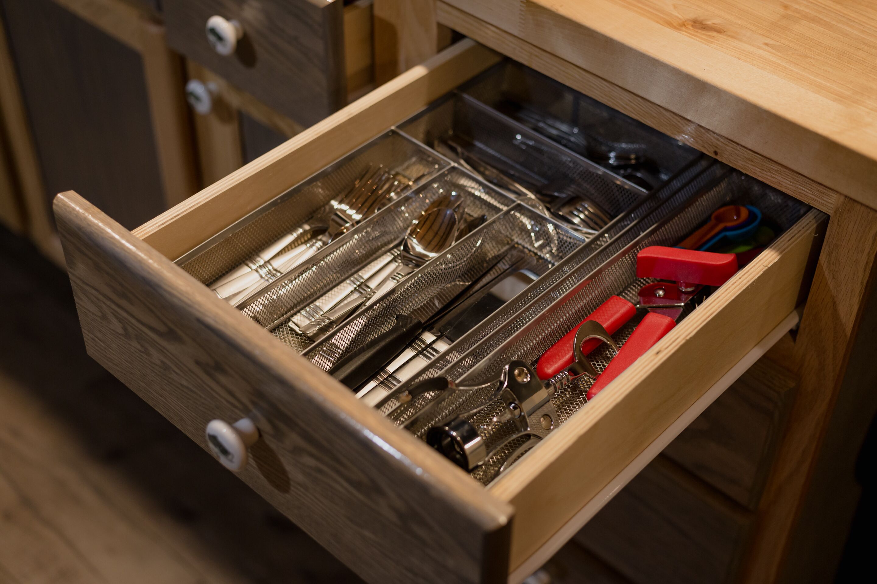 Bass Cabin: Fully Furnished Lakeside Cabin. Nicely decorated for comfort.