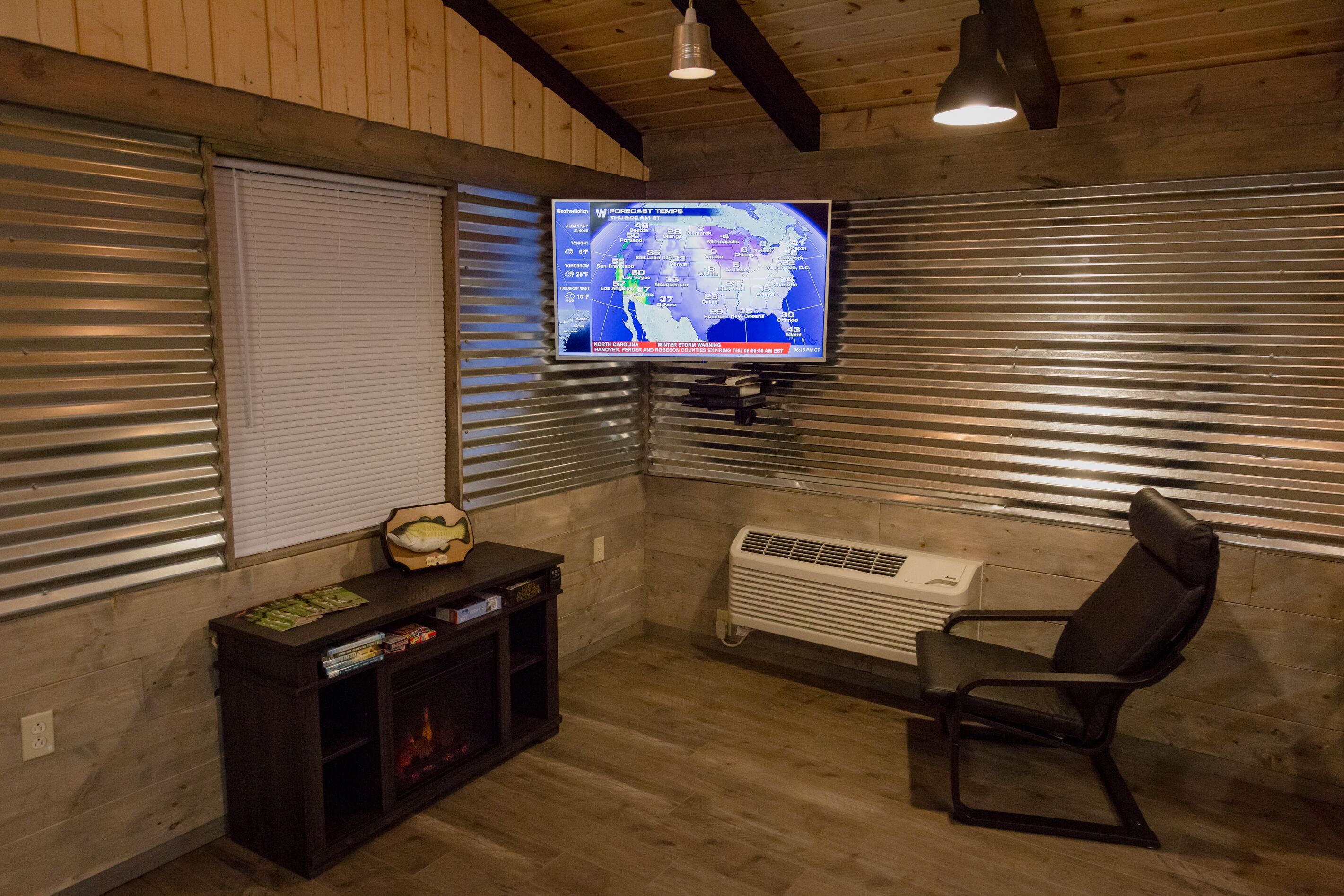 Bass Cabin: Fully Furnished Lakeside Cabin. Nicely decorated for comfort.