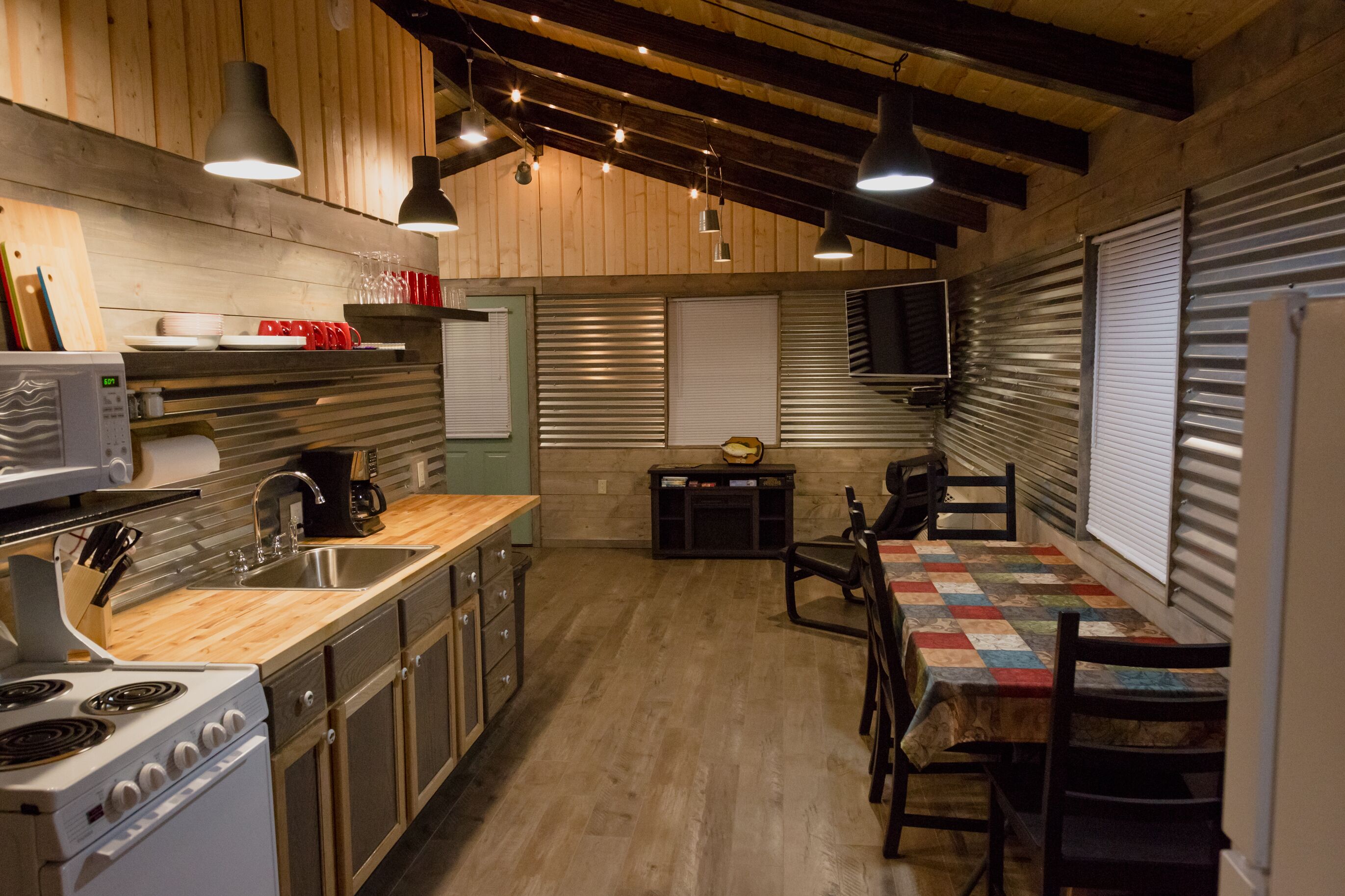 Bass Cabin: Fully Furnished Lakeside Cabin. Nicely decorated for comfort.