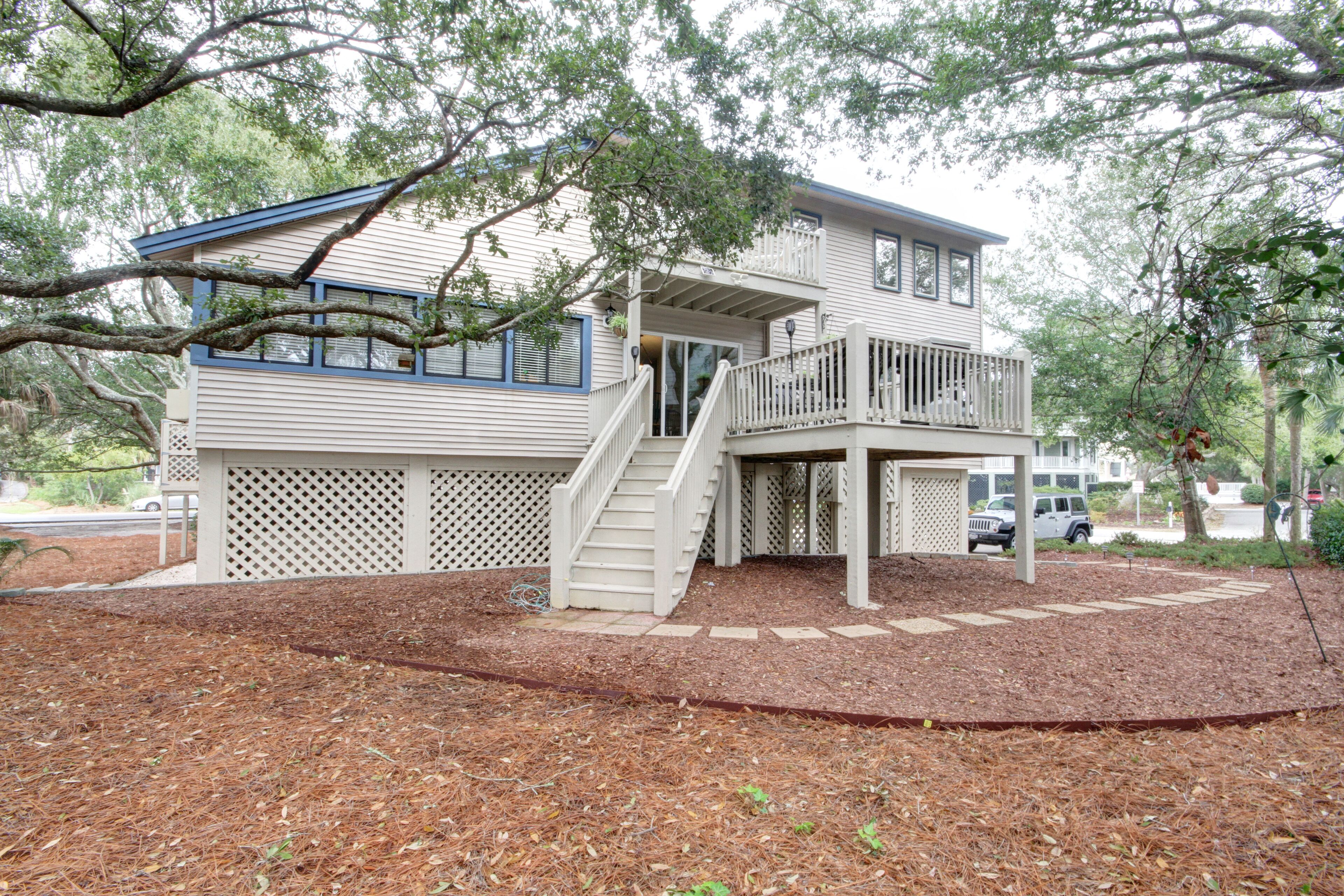 Wonderful Large Home Located Just a Short Walk to the Beach! Beautifully Maintained and Comfortable!