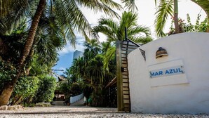 Un camino que lleva a un edificio con un cartel que dice 'MAR AZUL'.