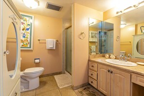 Dusche, Haartrockner, Handtücher, Toilettenpapier