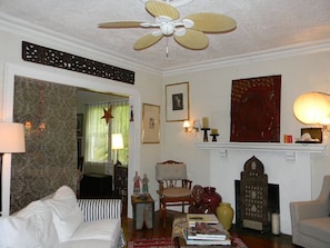 Fernseher, Kamin, Bücher, Musikbibliothek