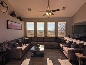 تلفزيون ذكي، مدفأة، ألعاب فيديو، مشغل دي في دي