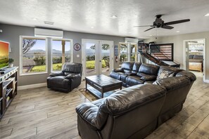 Smart-TV, Kamin, Videospiele, DVD-Player