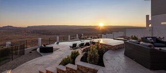 Vues à couper le souffle | Cour de style Resort! 7 chambres / 4 salles de bain 4300 pc Maison privée