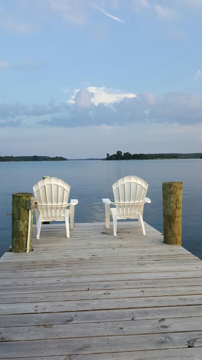 Waterfront Family Retreat with gorgeous views and a large Deepwater Dock. 5' MLW