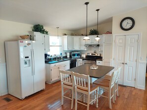 Fridge, microwave, oven, stovetop - Waterfront Family Retreat with gorgeous views and a large Deepwater Dock. 5' MLW (Cambridge)