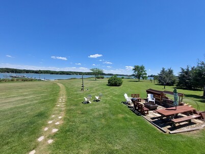 Waterfront Family Retreat with gorgeous views and a large Deepwater Dock. 5' MLW