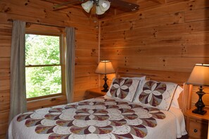3 habitaciones, tabla de planchar con plancha y ropa de cama