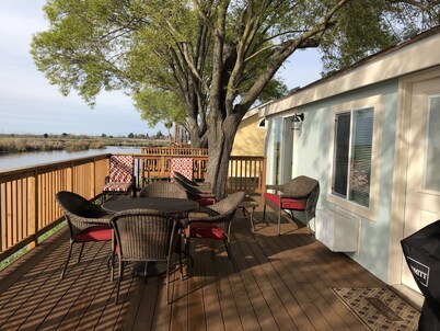 Deluxe "Delta" Vacation Bungalow in private marina on the California Delta