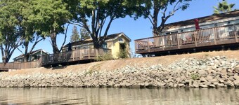 Deluxe "Delta" Vacation Bungalow in private marina on the California Delta
