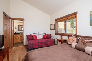 5 bedrooms, desk, iron/ironing board, travel crib