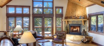 Luxury Chalet-  Amazing mountain views- 
Ski-in Ski-out access - Private hot tub