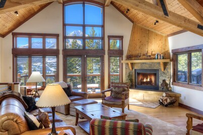 Luxury Chalet- Amazing mountain views-
Ski-in Ski-out access - Private hot tub