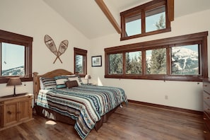5 bedrooms, desk, iron/ironing board, WiFi