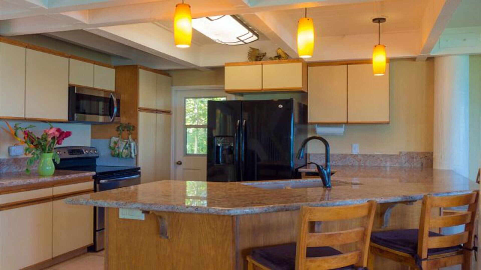 Beachfront Uncrowded Beach Is Your Backyard! 5 bedroom.<br>TMK580110100000<br>TVNC4122