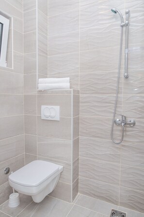 Toallas, jabón, shampoo, papel de baño 