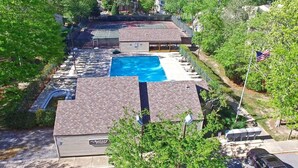 Il s’agit d’une propriété résidentielle dotée d’une piscine, de courts de tennis et d’un patio couvert.