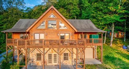 Sugar Bear Lodge Log home across from Sugar MTN Hot tub, pool table, VIEWS!