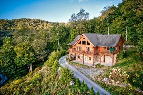 Sugar Bear Lodge Log home across from Sugar MTN Hot tub, pool table, VIEWS!