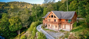 Sugar Bear Lodge  Log home across from Sugar MTN Hot tub, pool table, VIEWS!