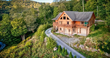 Sugar Bear Lodge Log home across from Sugar MTN Hot tub, pool table, VIEWS!