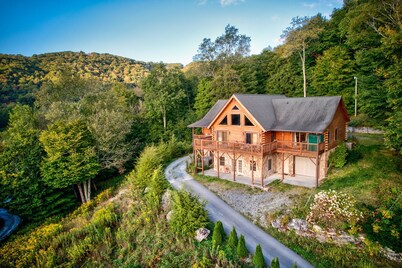 Sugar Bear Lodge  Log home across from Sugar MTN Hot tub, pool table, VIEWS!
