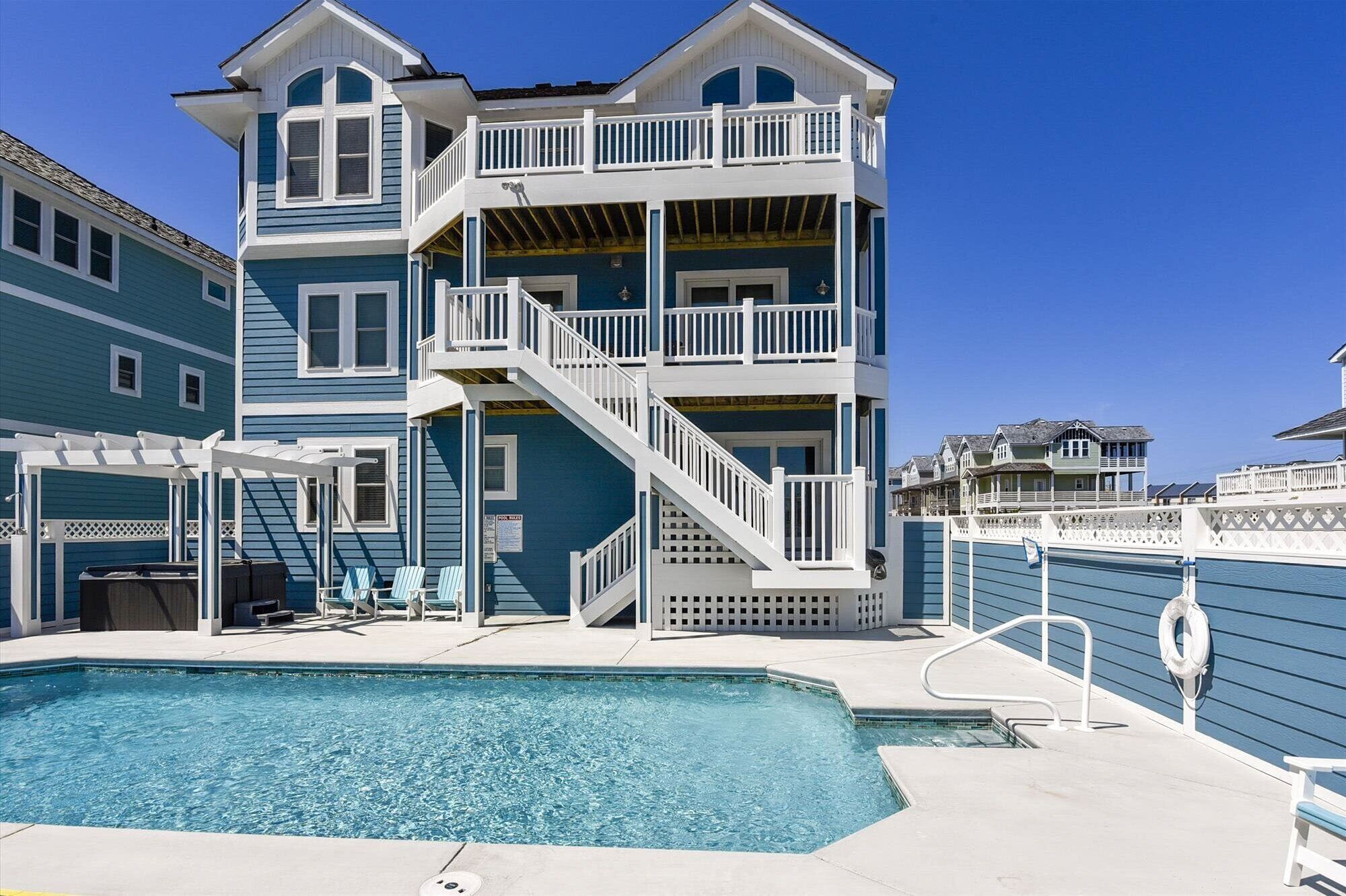 Lämmitetty uima-allas