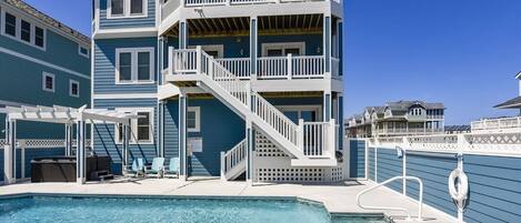 حمّام سباحة مُدفَّأ