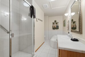 Shower, hair dryer, towels - Apple Tree Bear House (Yosemite National Park)
