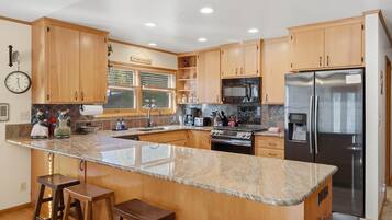 Een microgolfoven, een oven, een kookplaat, een vaatwasser