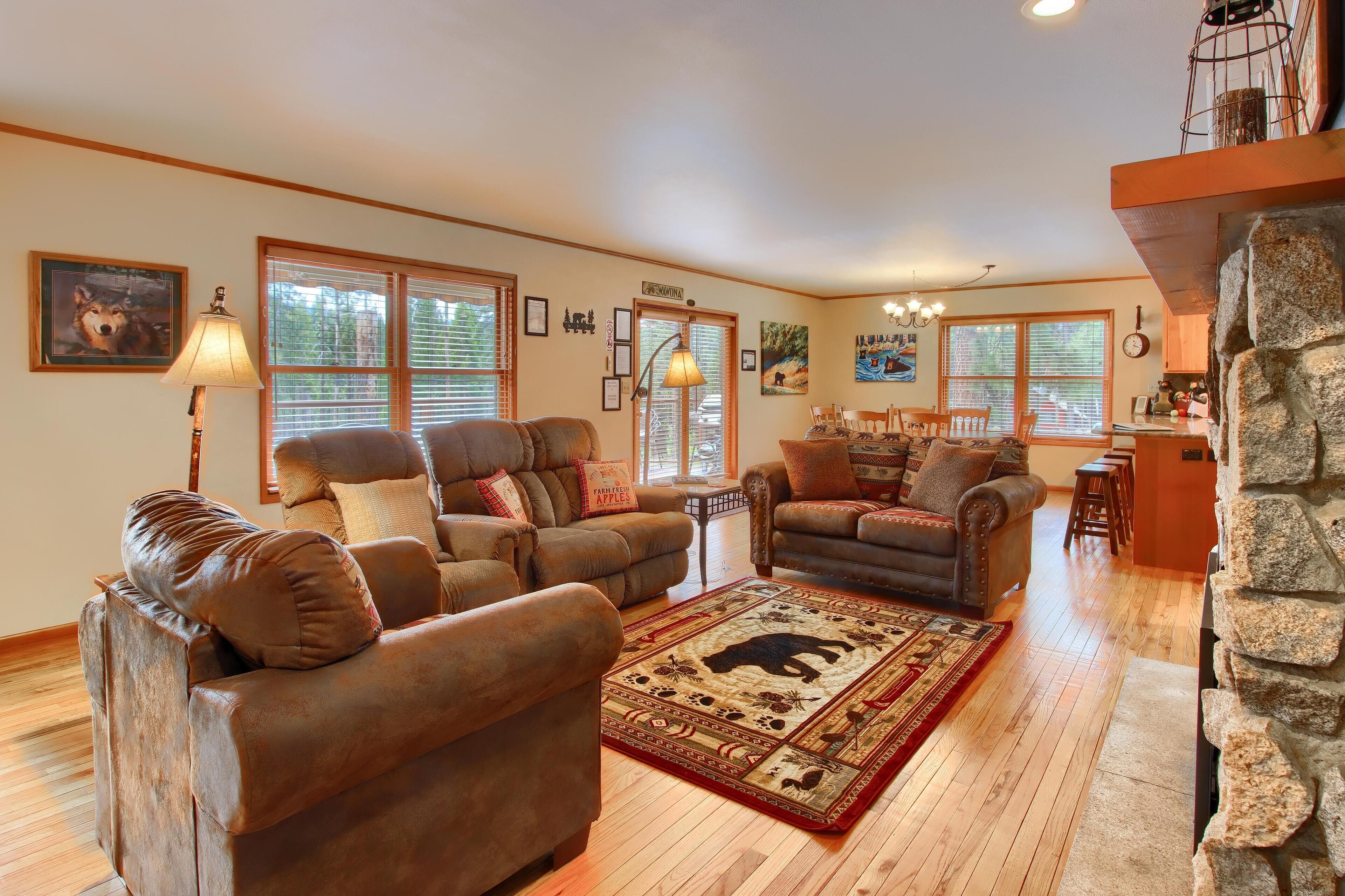 Televisión, chimenea, reproductor de DVD y tenis de mesa 