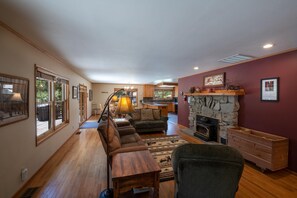 テレビ、暖炉、DVD プレーヤー、卓球台