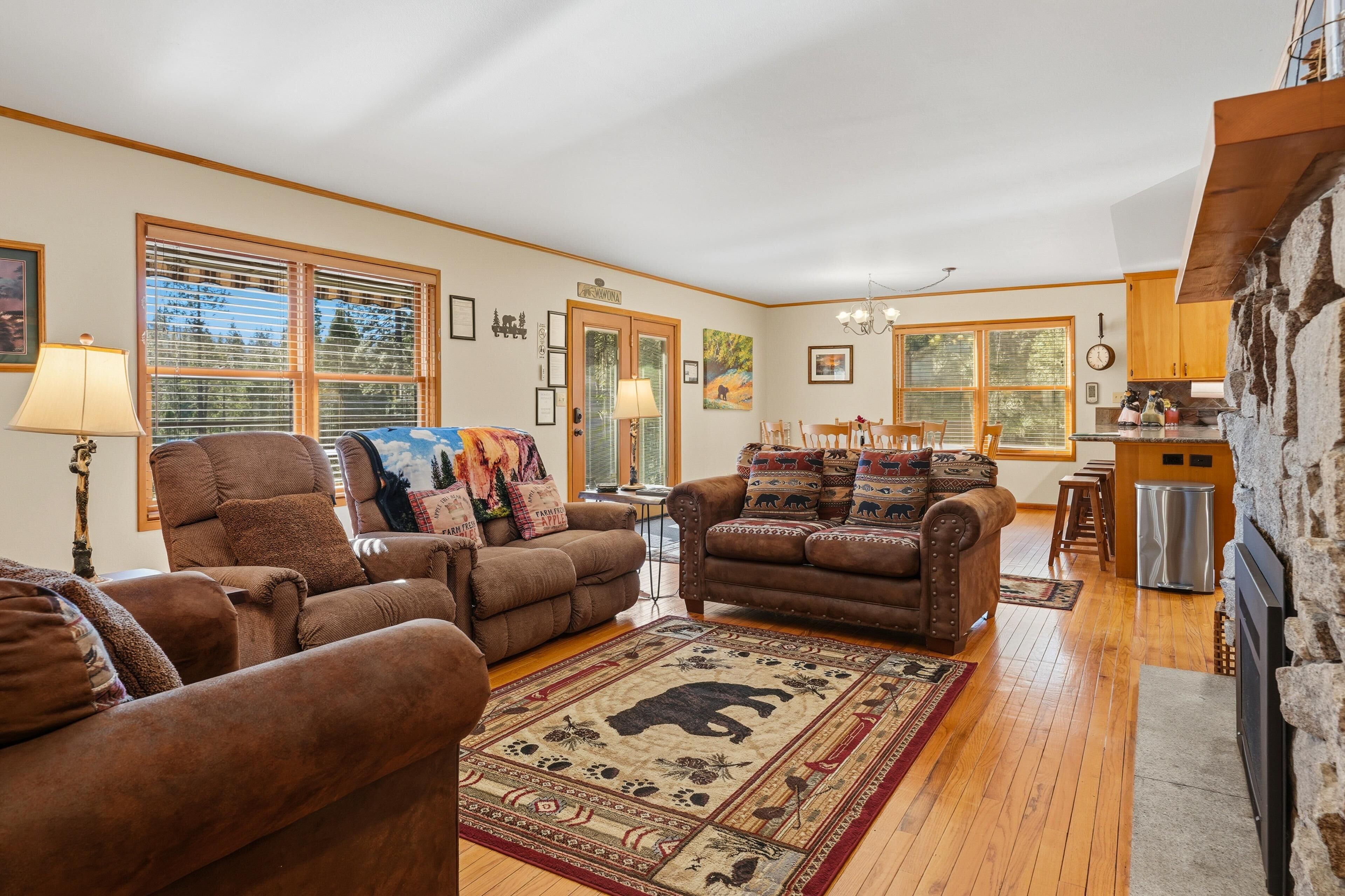 Televisie, een open haard, een dvd-speler en een tafeltennistafel