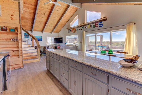 Whimsical Ocean Front Home! Hot tub & Dog Friendly!