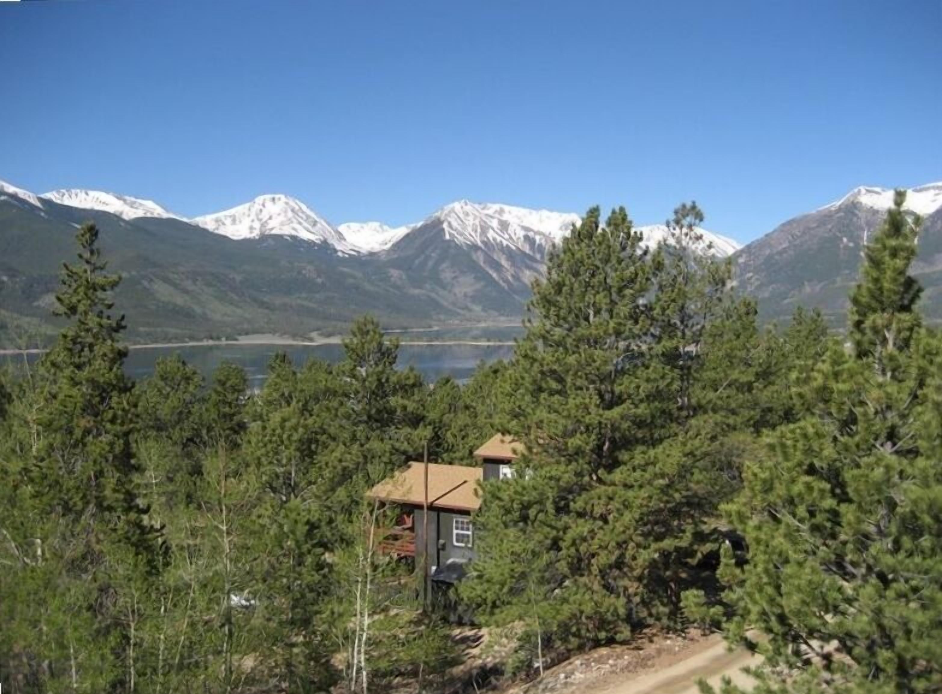 3-Bedroom, 3-Level Cabin-Spectacular Mountain and Lake Views!
