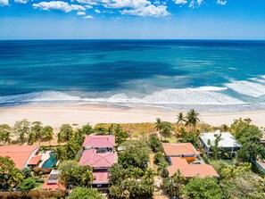 Sulla spiaggia, lettini da mare, teli da spiaggia