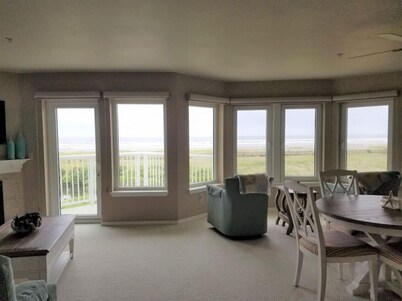 Tradewinds - 4th floor stunner inside and out