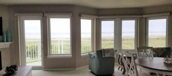 Tradewinds - 4th floor stunner inside and out