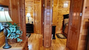 Un interior de madera con un pasillo que conduce a un dormitorio.