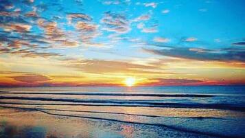 Beach nearby, sun-loungers, beach towels