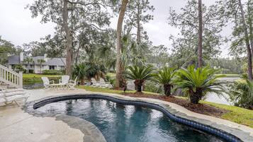 Alberca al aire libre y alberca climatizada