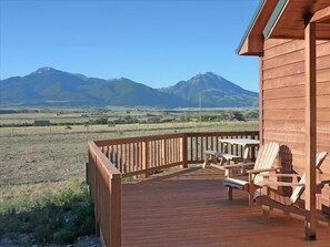 Outdoor dining - Paradise Valley with Yellowstone River Fishing Access (Livingston)