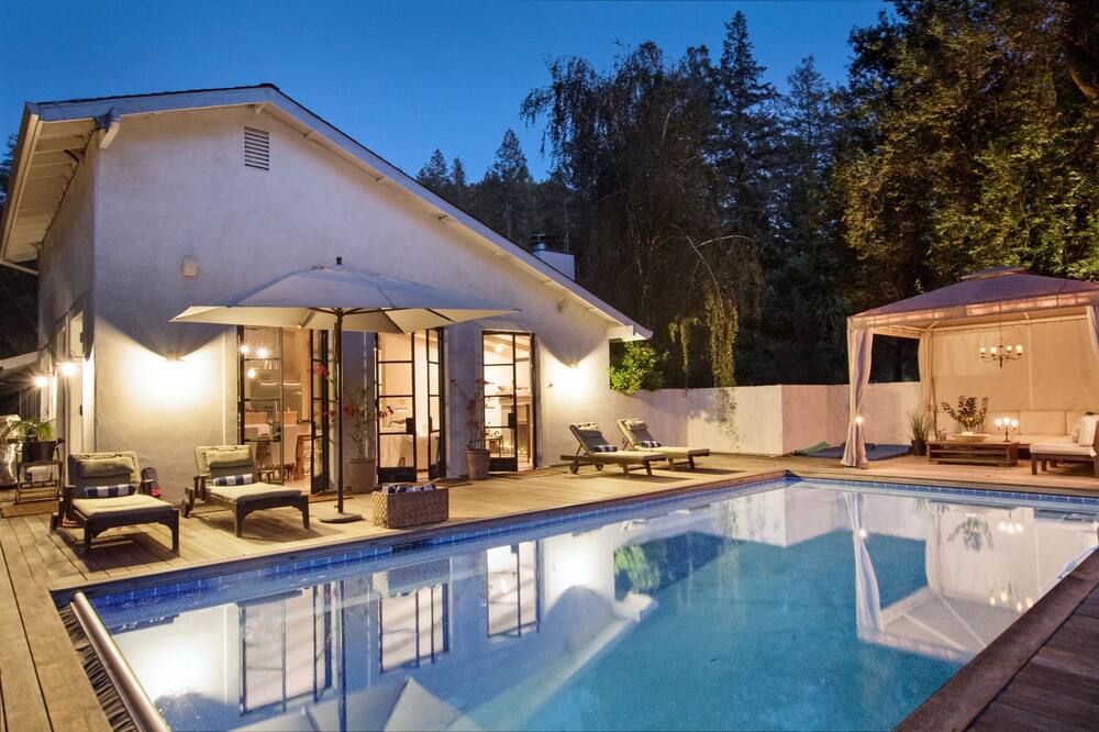 SONOMA CREEK VILLA heated pool, hot tub, lawn, bikes, bocce, gated, EV Charger
