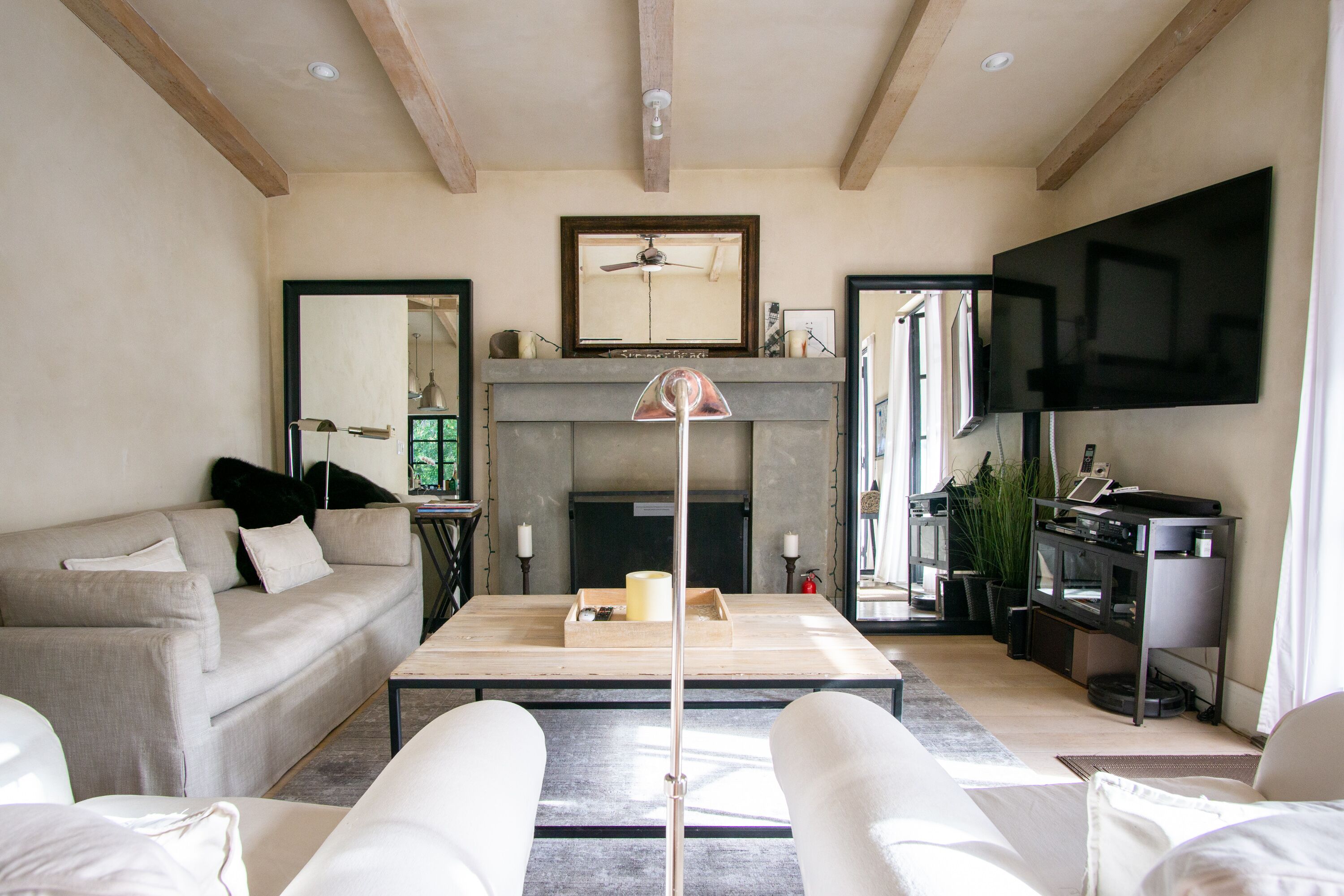 Een televisie, een open haard, een dvd-speler en een tafeltennistafel