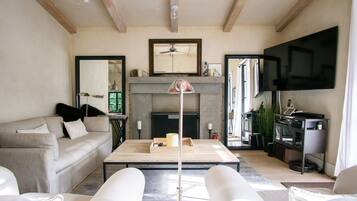 Een televisie, een open haard, een dvd-speler en een tafeltennistafel