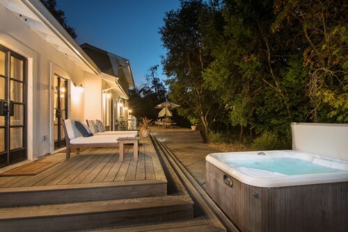 SONOMA CREEK VILLA NEW PICKLEBALL COURT, heated pool, hot tub, gated, EV Charger