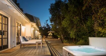 ELEGANT CREEKSIDE VILLA-allas, kylpylä, bocce, nurmikko, aidattu, yksityinen, Tesla-laturi